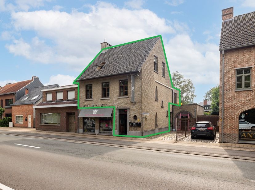 <br />
Zeer ruim en lichtrijk duplexappartement met 4 slaapkamers en een groot zuidoost georiënteerd terras op een aangename ligging in Kapellen.<br /