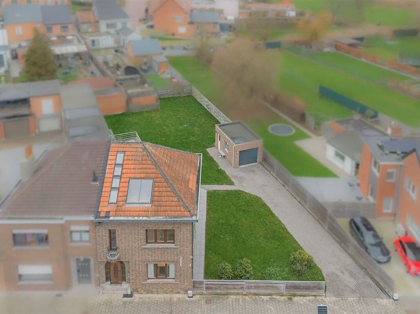 Deze instapklare halfopen bebouwing is gelegen in Ruisbroek, in een centrale en vlot bereikbare omgeving.  De woning bevindt zich op een perceel van 6