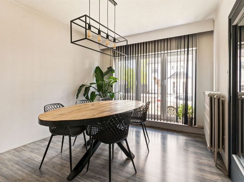 Gerenoveerde woning op een top locatie in Maasmechelen<br />
Ligging:<br />
Gelegen in een rustige en doodlopende straat van een residentiële wijk in