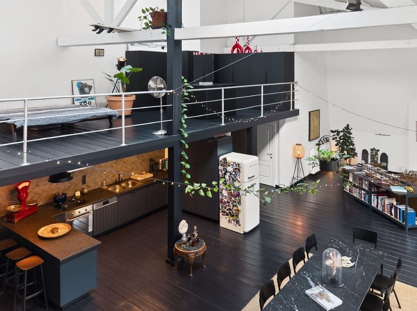 Ontdek deze uitzonderlijke stadsloft, gelegen op een werkelijk onklopbare locatie in het hart van Antwerpen. Een oase van licht, ruimte en comfort in