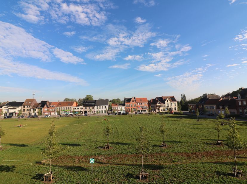 Dit duplex appartement is gelegen op een topligging aan het gezellige Plein in de landelijke gemeente Kaprijke.<br />
<br />
Door zijn centrale liggin