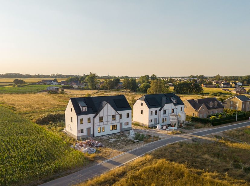 Ontdek deze hoogwaardige halfopen woning in Diepenbeek, waar rust, privacy en groen centraal staan.<br />
<br />
De doordachte architectuur, royale li