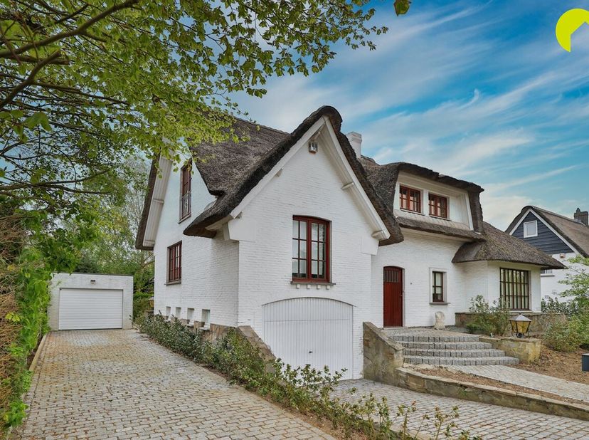 Nabij het centrum van Hove, bieden wij u deze charmante, rietgedekte villa (196m²) aan met 4 slaapkamers. De woning is gelegen op een oostgericht perc