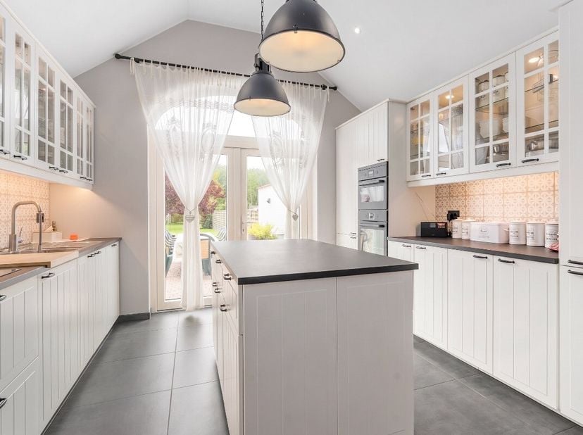 À vendre: maison mitoyenne pleine de charme au cur de Westende, à proximité des écoles, des transports en commun et de toutes les commodités. Construi