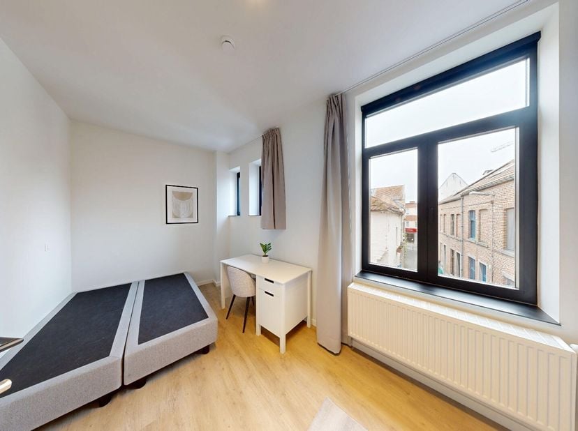 Ben je nog op zoek naar een comfortabele studentenkamer in Leuven?<br />
Deze ruime en volledig bemeubelde studentenkamer met eigen sanitair is moment