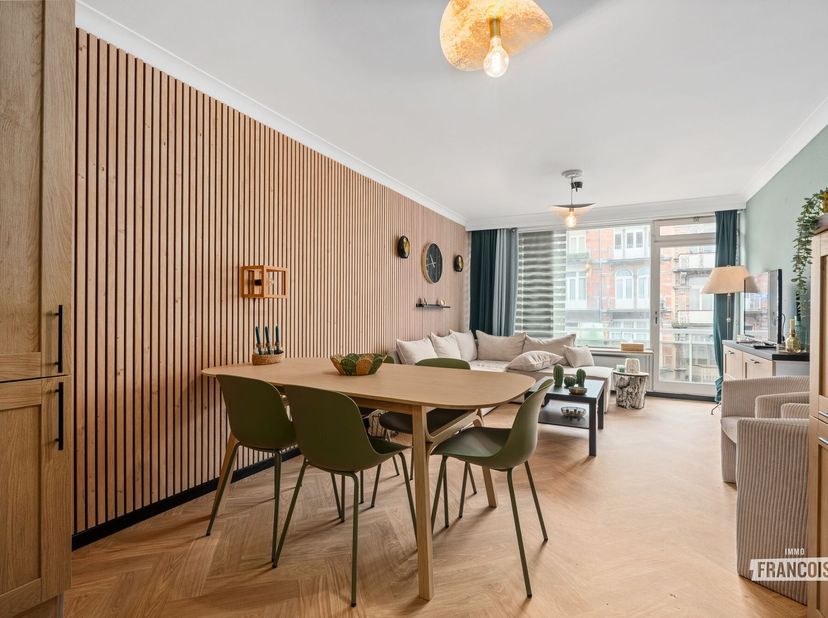 Op zoek naar een instapklaar appartement te koop in Blankenberge, vlak bij de zee? Dit recent gerenoveerde eigendom op Graaf Jansdijk 19/12 biedt een