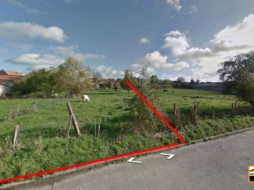 Mooie bouwkavel van 6are 16ca geschikt voor het bouwen van een <br />
open bebouwing. (lot 1 op plan in bijlage)<br />
<br />
Het perceel grenst aa
