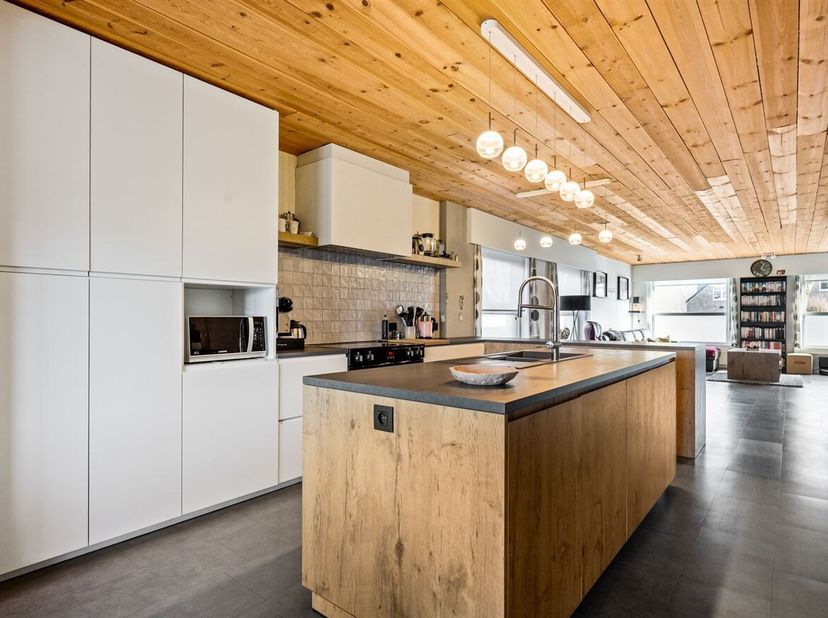 Instapklare gezinswoning met 5 slaapkamers, afgewerkte zolder en gezellige tuin.<br />
Ligging:<br />
Deze ruime woning is gelegen in de Oude Molenstr