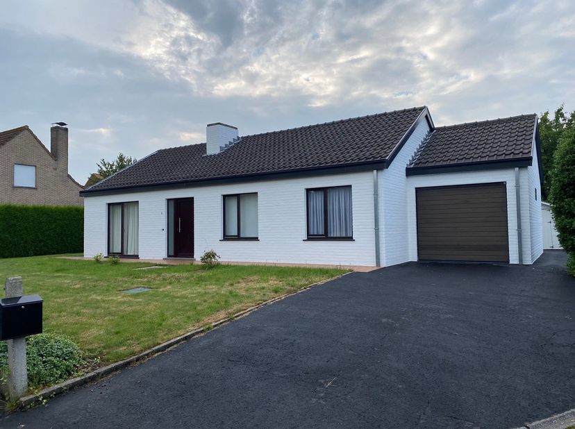 Te huur voor periode van 1 jaar: Alleenstaande gerenoveerde bungalow in rustige, doodlopende straat in het centrum van Bellegem.  Tuin rondom het huis