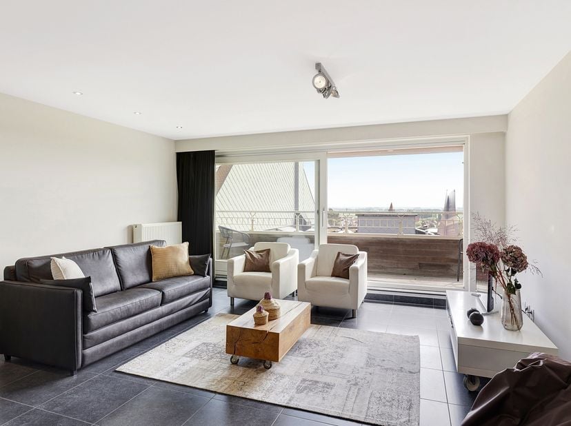 Dit zonovergoten appartement, gelegen in een rustige zijstraat van het Stübbenpark in Duinbergen, en bevindt zich op steenworp afstand van het strand.
