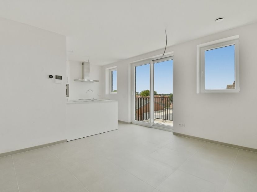 Dit appartement op de tweede verdiep biedt een combinatie van rust en luxe. Het appartement bevat twee slaapkamers, badkamer, bergruimte, leefruimte,