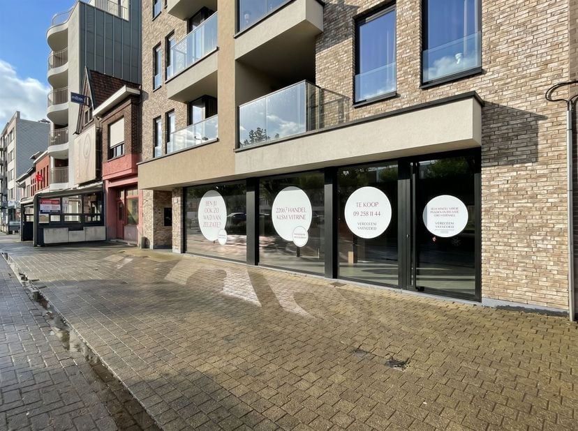 Emplacement<br />
Parfaitement situé sur le marché de Zelzate.<br />
Avec une visibilité idéale et de nombreux parkings pour votre activité (commerc