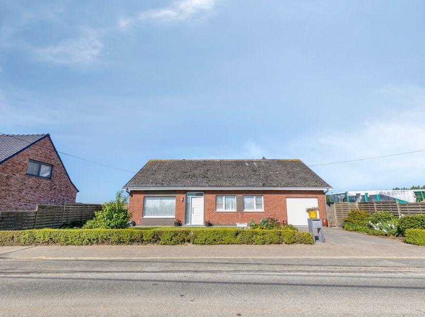 In de Stokstraat te Klerken vinden we deze bijzonder ruime gelijkvloerse woning met prachtig landelijk vergezicht en zonder renovatieplicht.<br />
Een
