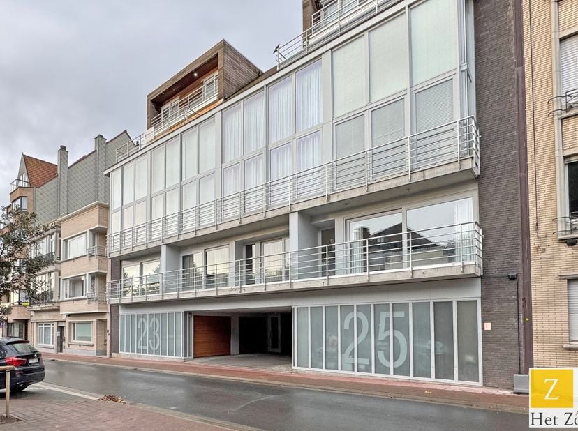 Garage box fermé au niveau -2 dans la résidence Zouteduinen située dans la Nieuwpoortstraat, à proximité de la Zoutelaan et de la Dumortierlaan. Ce bo
