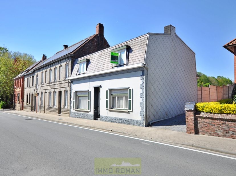 Deze halfopen bebouwing treffen we aan, in de aangename dorpskern van Tiegem, deelgemeente van Anzegem. Tal van voorzieningen zoals scholen, openbaar