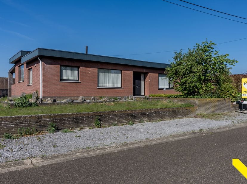 Ruime gelijkvloerse woning op perceel van 10 are in rustige straat<br />
Deze ruime gelijkvloerse woning met maar liefst 203 m² bewoonbare oppervlakte