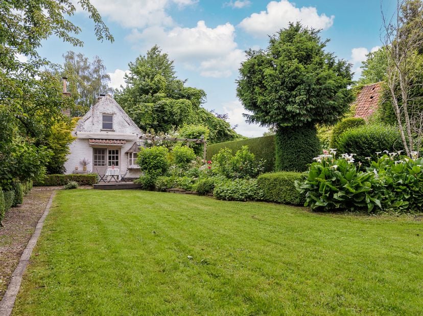 In het landelijke en gegeerde Hansbeke bevindt zich deze eigendom op een perceel van 810 m². Een locatie waar rust, open ruimte en bereikbaarheid elka