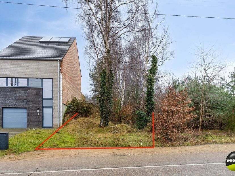 Deze bouwgrond voor een halfopen bebouwing bevindt zich aan de Oostereindestraat in Lummen, op een strategische locatie met vlotte verbindingen naar d