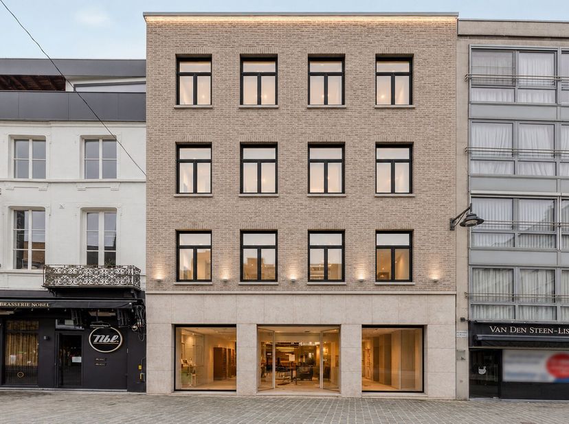 Op een absolute toplocatie in de Lange Zoutstraat, op wandelafstand van de Grote Markt, bevindt zich dit karaktervolle investeringspand met een totale