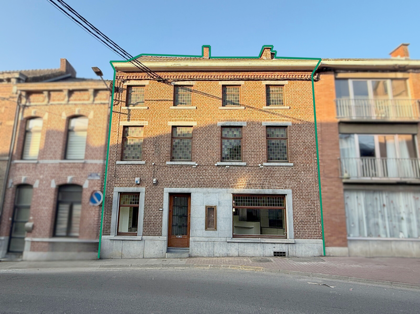 Belle opportunité à saisir ! Cette maison à usage commercial allie espace professionnel et unité d'habitation. Idéal pour une grande famille avec une