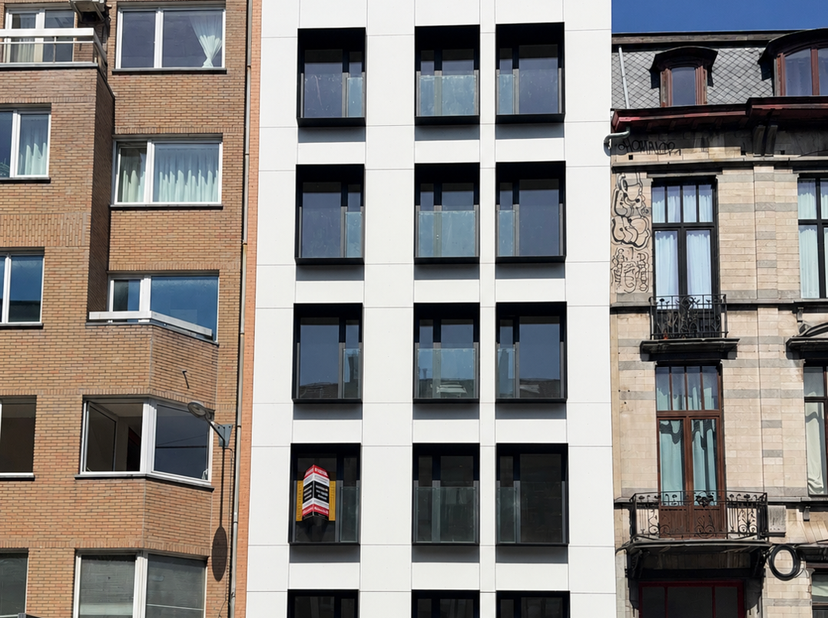 COURONNE/ Proche de l'hôpital d'Ixelles et de l'ULB, à deux pas des transports et des commerces et dans une petite copropriété de 7 unités, magnifique