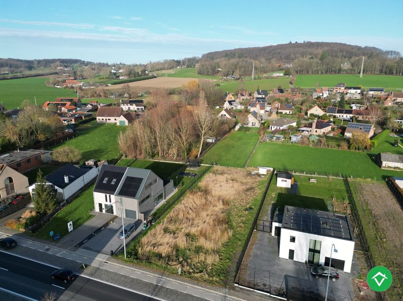 In het pittoreske stadje Ronse is een prachtig stuk grond te koop met een perceeloppervlakte van 1243 m². Deze ruime grond biedt een scala aan mogelij