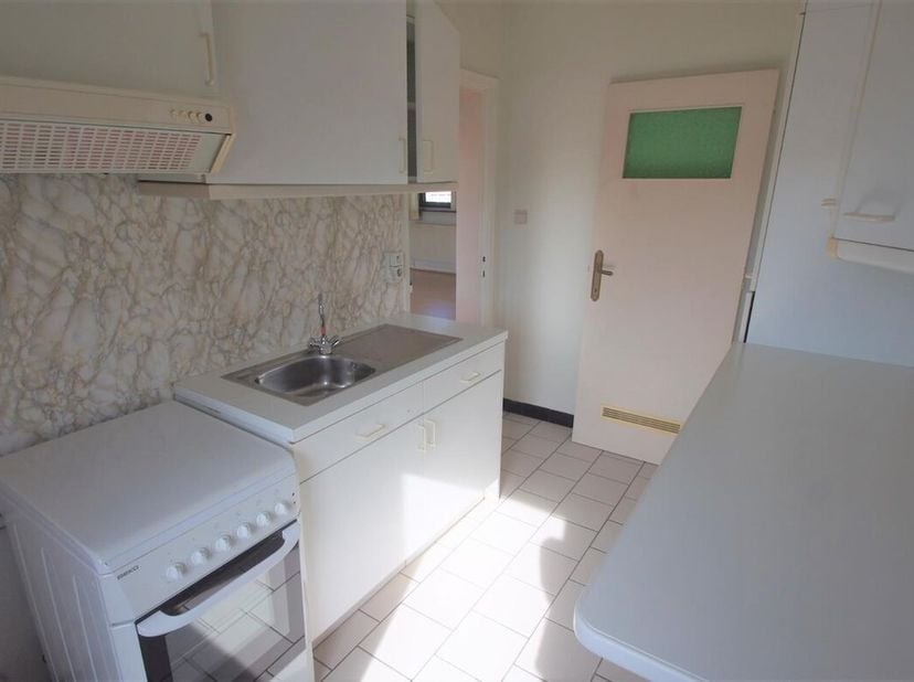 Beschikbaar vanaf 1/10/2026. Dit ruime appartement is prachtig gelegen aan de voetbal van Tienen. Alle benodigdheden op wandelafstand (winkel, bank et