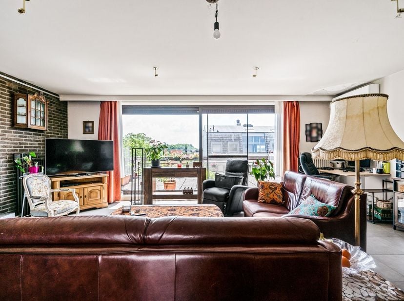 Ruim appartement met 4 slaapkamers en uitzonderlijke terrassen<br />
Vierde verdieping<br />
Via de lift bereikt u rechtstreeks de private inkomhal