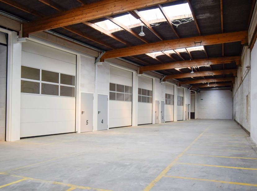 Ligging &amp;amp; bereikbaarheid<br />
Deze unit is gelegen op een strategische locatie in Rumbeke, vlakbij belangrijke invalswegen:<br />
- Slechts 1,8 k