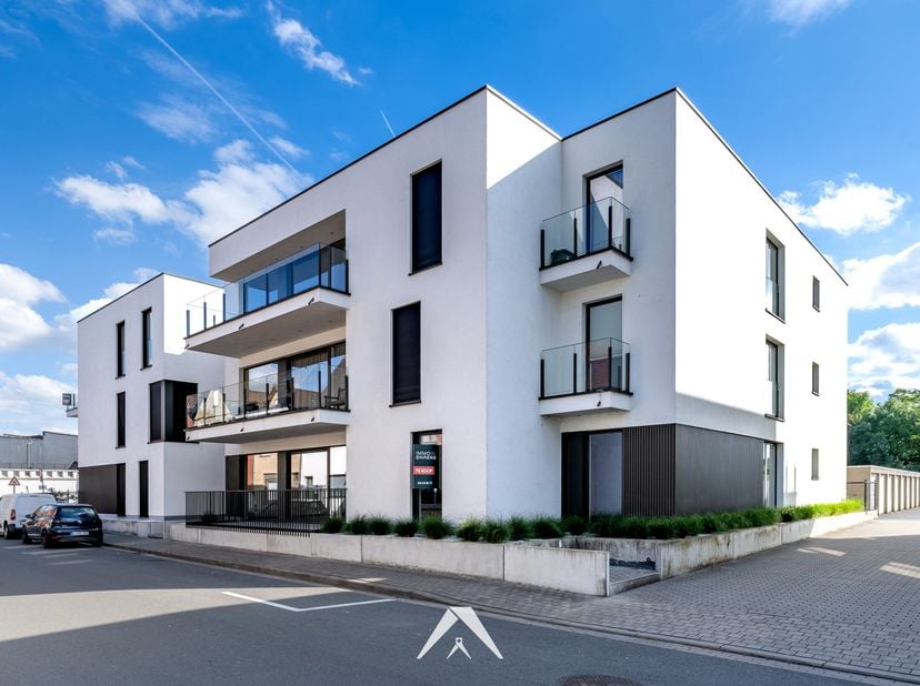 In de eigentijdse en kleinschalige Residentie Carpe Diem wordt dit ruime gelijkvloerse appartement van 152 m² aangeboden. Het appartement combineert c