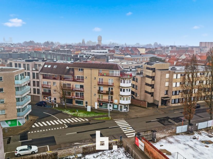 Dit handelspand is uitstekend gelegen in de Rijselstraat 47 te Roeselare, een levendige en goed bereikbare locatie met passage en visibiliteit. Dankzi