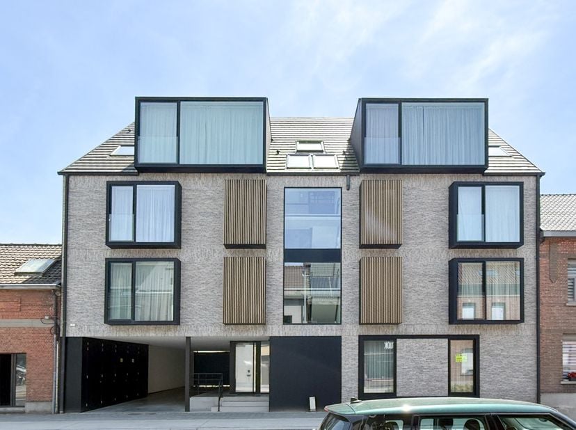 Dit nieuwbouw appartement werd voorzien van gordijnen en verlichting,... u dient er enkel uw eigen meubels te plaatsen.<br />
<br />
Alle ruimtes zijn