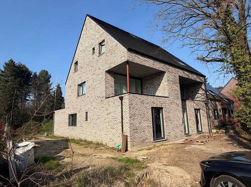 Ruim duplexappartement met terras (aankoop met 2% registratierechten, geen 21% btw)<br />
Dit ruime duplexappartement maakt deel uit van een kleinscha