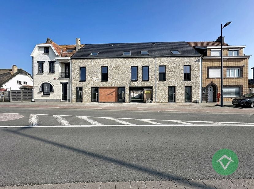 Deze energiezuininge en ruime nieuwbouwwoning (6 % BTW mogelijk) is voorzien van een warmtepomp met zonnepanelen en bestaat uit:<br />
Op het gelijkvl