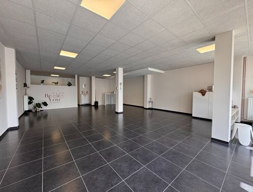                                         Bien commercial à louer à Emelgem, € 750
