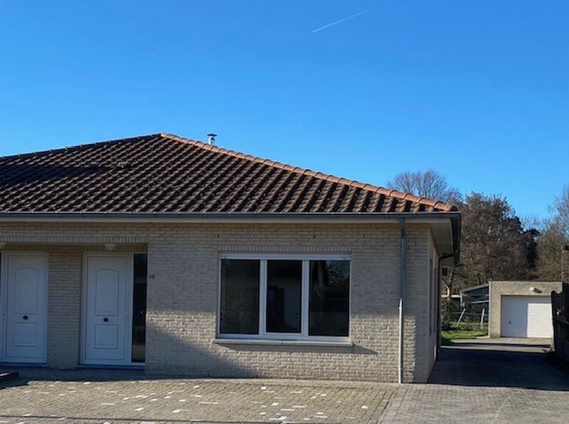 Zandvliet 98 – Dessel<br />
<br />
Op zoek naar comfortabel en gelijkvloers wonen in een rustige omgeving? Deze instapklare halfopen bebouwing op een
