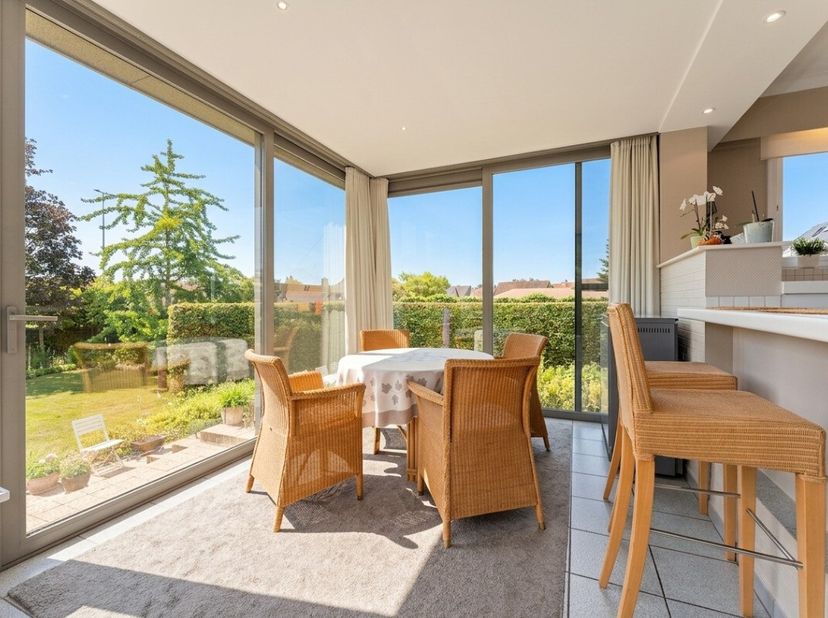 Deze unieke villa is gelegen in een doodlopend straatje met 4 huizen in centrum Waregem.Deze architecturale villa bestaande uit 2 niveaus, op het geli