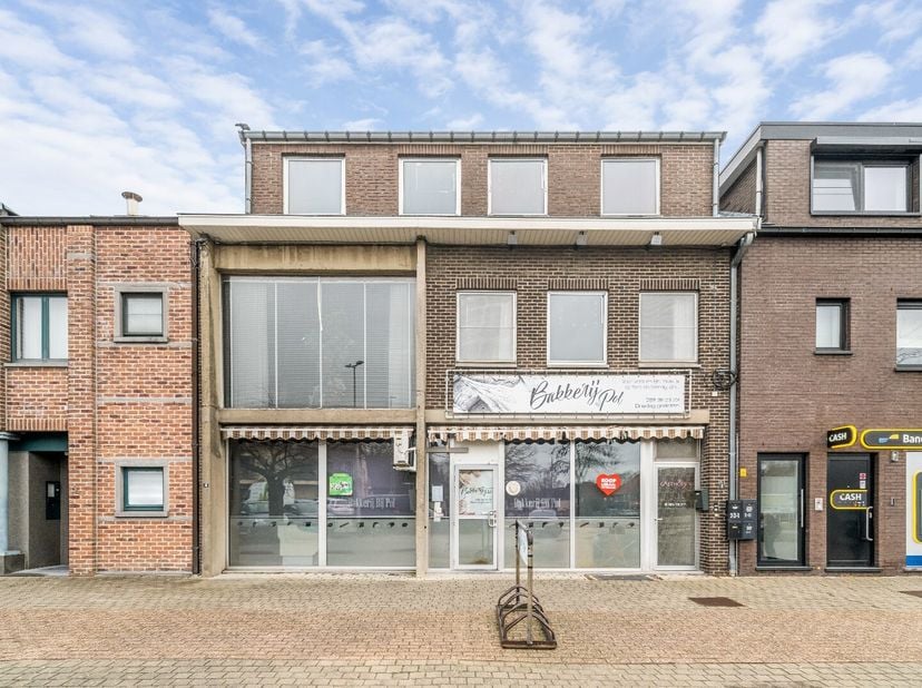 Commercieel uitstekend gelegen handelshuis aan het Lindeplein van Houthalen-Helchteren bestaande uit een handelsgelijkvloers + te renoveren duplex app