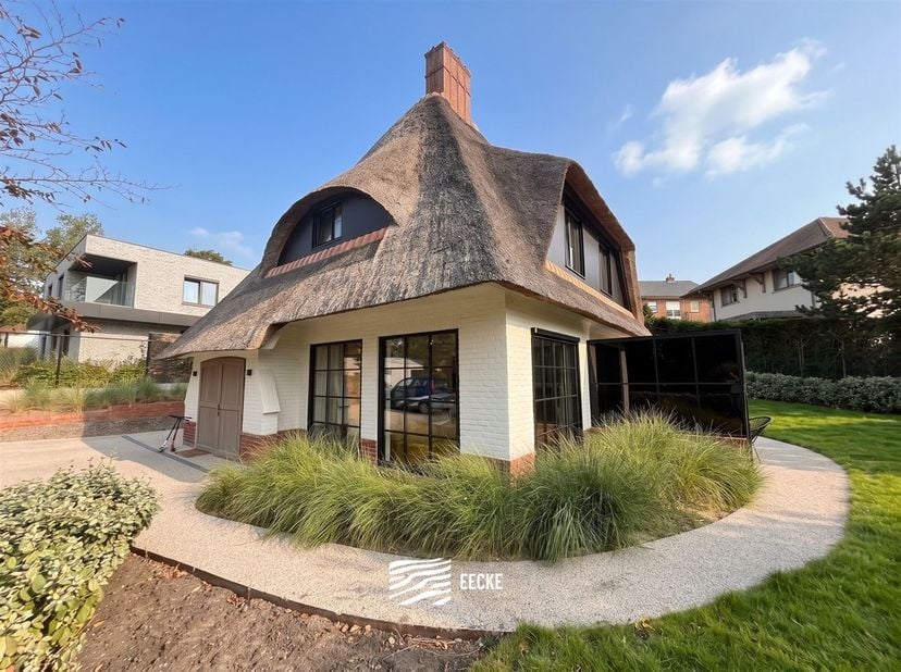 Villa Escapade - Villa de charme entièrement rénovée à 300 mètres de la mer - Rez-de-chaussée<br />
Hall d'entrée avec toilettes invités et vestiaire<