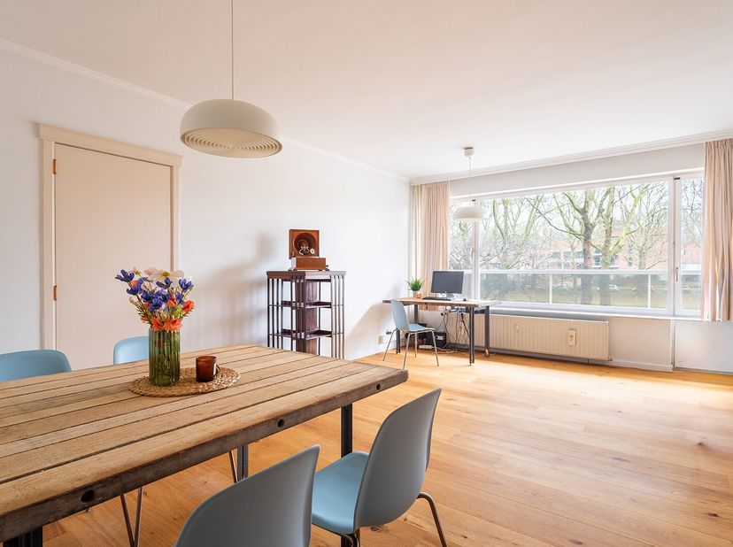 Het appartement bevindt zich in een rustige groene omgeving, geeft aanleiding tot fijne wandelingen en fietstochten op de dijk langs de Schelde en gen