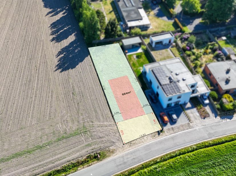 In het rustige Roksem, deelgemeente van Oudenburg, ligt dit mooie perceel bouwgrond van 684 m². Het is bestemd voor een open ééngezinswoning en je ben