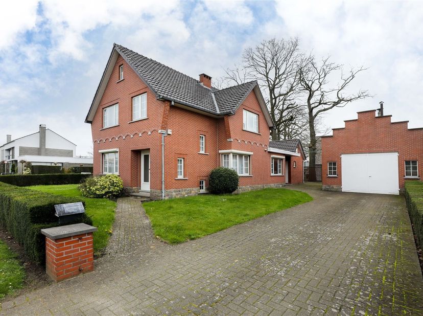 Charmante gezinswoning met 3 mogelijk 4 slaapkamers op een mooi hoekperceel van 5a 78ca<br />
<br />
Omgeving:<br />
+ Gelegen in de rustige en res