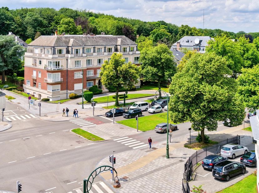 Brussel: Roosevelt, op enkele stappen van het Ter Kamerenbos, het openbaar vervoer en de ULB, stelt Victoire Junot u dit prachtige appartement van ±18
