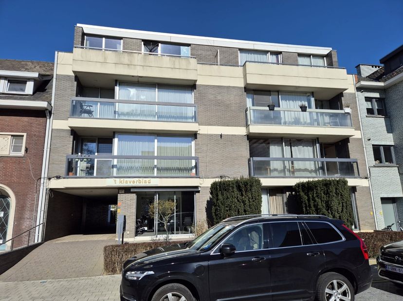 Bovengrondse autostaanplaats nr. 1 gelegen achter residentie " 't Klaverblad". <br />
Dit op wandelafstand van het stadcentrum van Hasselt, vlotte ver