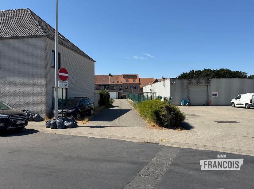 Bent u op zoek naar een ruime garagebox voor het veilig stallen van uw wagen, extra opslagruimte of als praktische investering? Dan is deze garage in