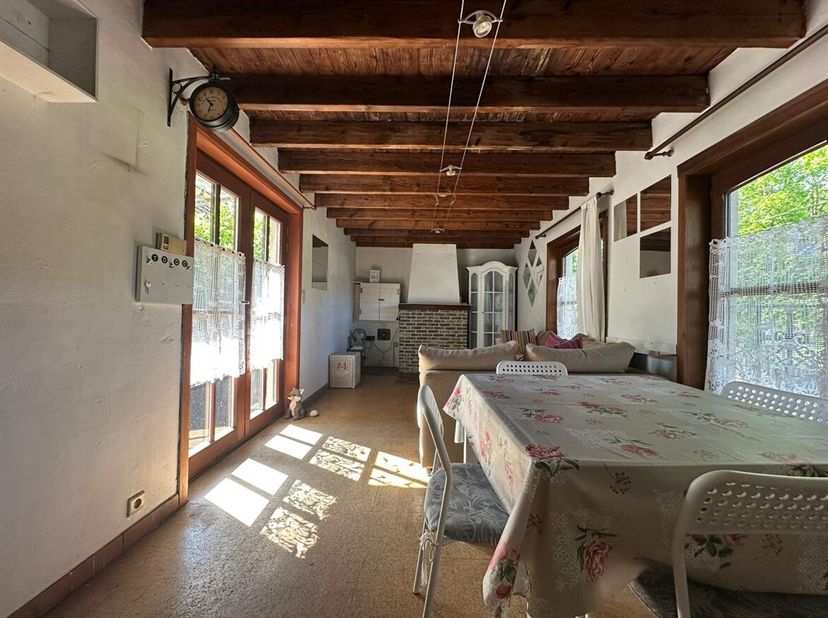 Maison de 2 chambres à coucher avec espace extérieur<br />
Description :<br />
Cette propriété dispose d'un espace de vie avec beaucoup de lumière nat