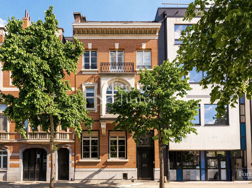Prachtige herenwoning gelegen tegenover het sfeervolle Jamblinne de Meuxplein, op wandelafstand van het Jubelpark, de Europese instellingen en het ope
