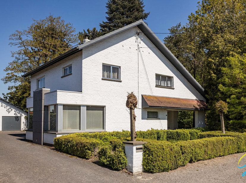 Te koop te Berlare!<br />
In een uiterst rustige straat te Berlare, vlakbij het Donkmeer, bevindt zich deze ruime en functionele woning met tal van mo