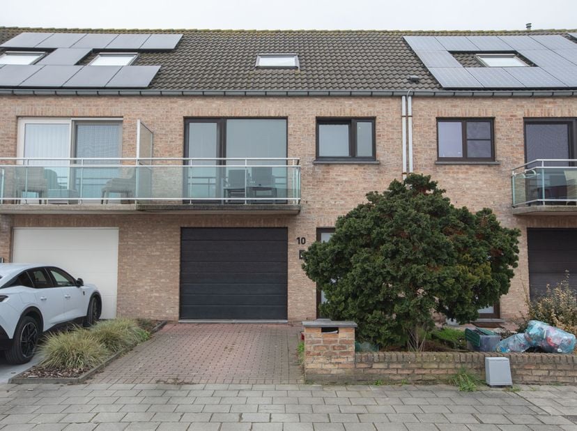 MAISON FAMILIALE -<br />
<br />
Superbe maison à vendre à Ostende – Emplacement idéal !<br />
<br />
Cette maison charmante et rénovée est située dans
