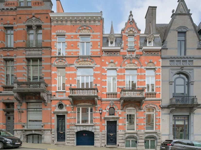 Victoire-Junot biedt u in het hart van Etterbeek, in de prestigieuze omgeving van de Place Stéphanie en de Avenue Louise, een uitzonderlijk gemeubilee